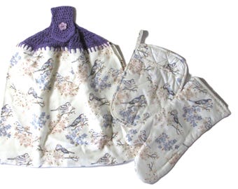 Set de regalo de cocina de 3 piezas: toalla de crochet, agarradera y guante para horno, estampado floral morado con pájaros.
