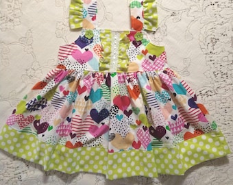 Blusa tipo túnica con corazones revoloteando - Bloomers opcionales - Tallas para bebés, niñas y niños pequeños - Adornos de encaje - Botones - Lunares color lima - Día de San Valentín