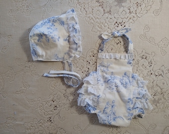 Mono con volantes de toile azul - Toile rosa - Volantes con ribete de ojales - Gorro opcional - Cumpleaños para fiesta de té - Mono corto estilo vintage