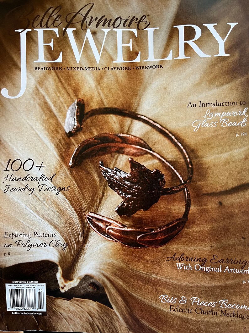 Może przedstawiać: Okładka magazynu Belle Armoire Jewelry przedstawiająca zbliżenie ręcznie robionych projekt&oacute;w biżuterii wykonanych z lampworkowych szklanych koralik&oacute;w, polimerowej gliny i drutu. Na okładce widnieje tekst "Belle Armoire Jewelry" i "100+ ręcznie robionych projekt&oacute;w biżuterii".