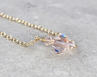 Collar de color melocotón pálido. Cadena de oro. Collar de uso diario. Joyas para combinar. Collar minimalista y sencillo. Collar con cristales de color melocotón pastel.