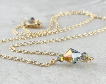 Collar verde iridiscente. Collar de capas de oro. Collar de cristal marrón. Collar de cadena delicada con cristal. Collar de capas de cadena de oro