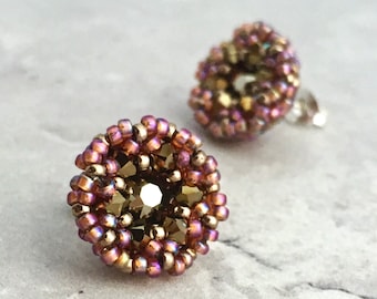 Pendientes de botón de cristal metálico dorado oscuro. Pendientes de cristal de terracota. Pendientes de cristal de puesta de sol. Regalo para ella. Pendientes de botón con cuentas de color naranja quemado