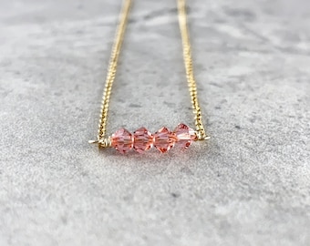 collar minimalista de coral, collar de capas de oro, joyas para combinar, joyas de color rosa coral, delicado collar de cristal de color salmón, cadena de oro sencilla