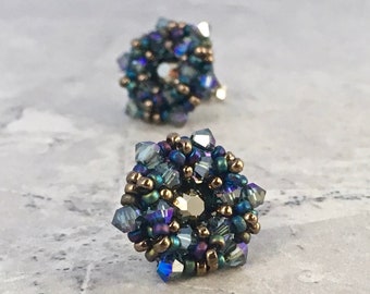 Pendientes de botón de cristal de color aguamarina oscuro. Postes de bronce azul metálico. Joyas de sirena. Pendientes tejidos con cuentas. Regalo para ella