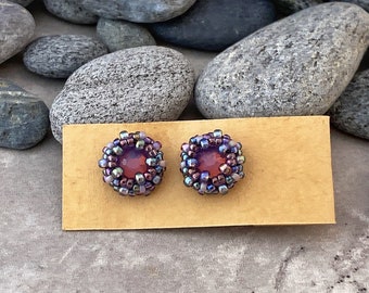 orecchini a bottone in cristallo viola viola. orecchini con fiori di nascita. orecchini a perno viola. orecchini con perline di cristallo viola. perni in argento sterling