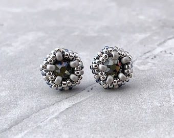 Pendientes de poste de cristal gris. Pequeños pendientes de botón de color gris plateado. Pendiente de cristal con cuentas. Poste de plata metálica. Pendiente de botón de plata esterlina.