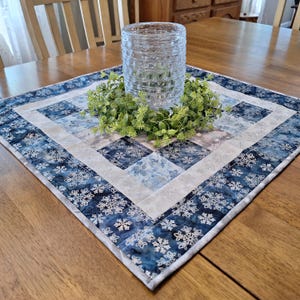 Quilted Christmas Table Topper: Snowflake Table Runner