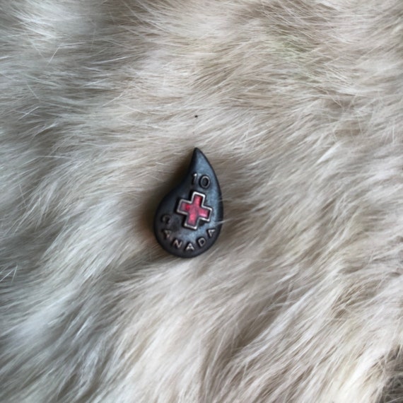 Antique Canadian Red Cross 10 Gallon Blood Donor Pin