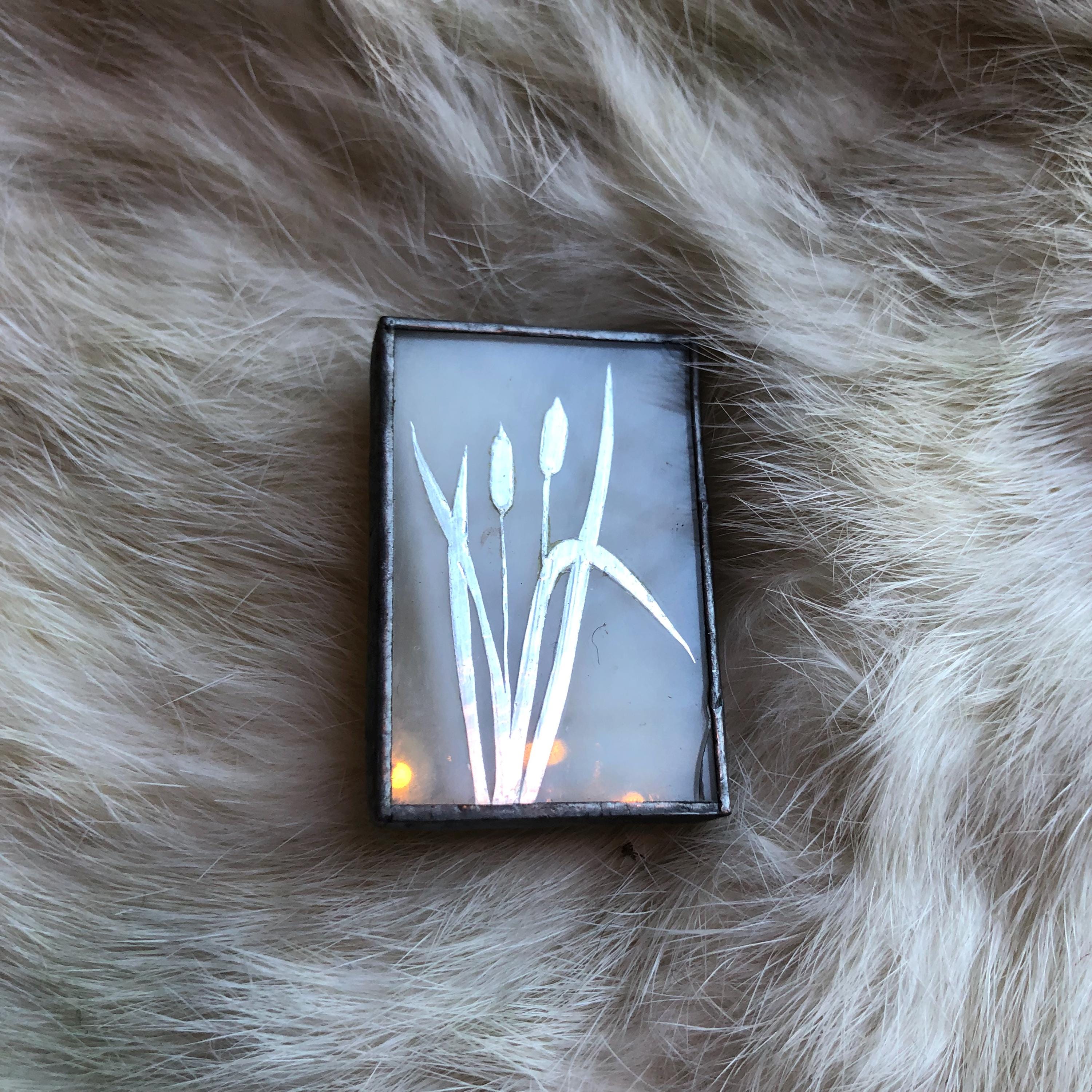 職人による色ガラスのブローチ | Cattails Collectible | ステンド