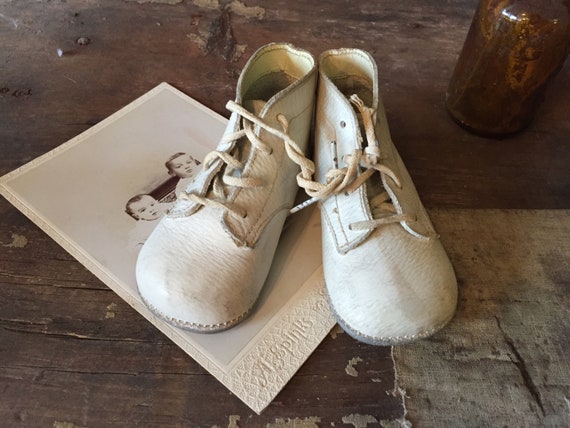 1940s white leather baby boots / leather baby shoe