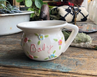 Orinal antiguo de loza para bebé / Decoración infantil con rosas rosas / Maceta creativa