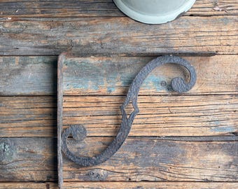 Antike handgeschmiedete Regalhalterung aus Eisen – Rustikales Altmaterial vom Bauernhof