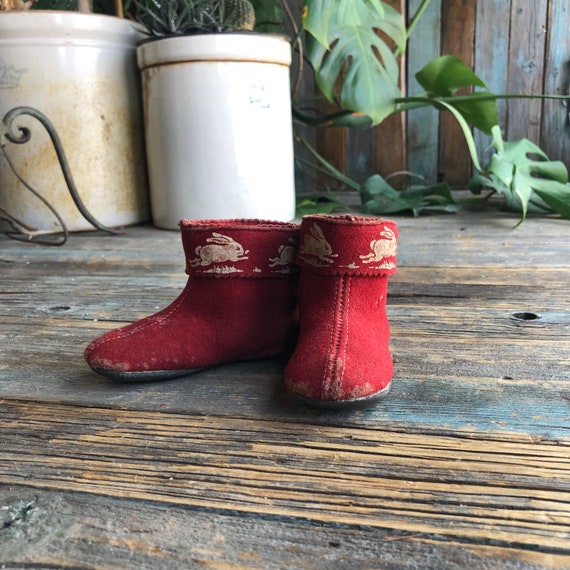 Adorable 1940s Red Wool Felt Baby Booties – Bunny Motif Bed Slippers / Nursery Decor / Collectible Infant Shoes