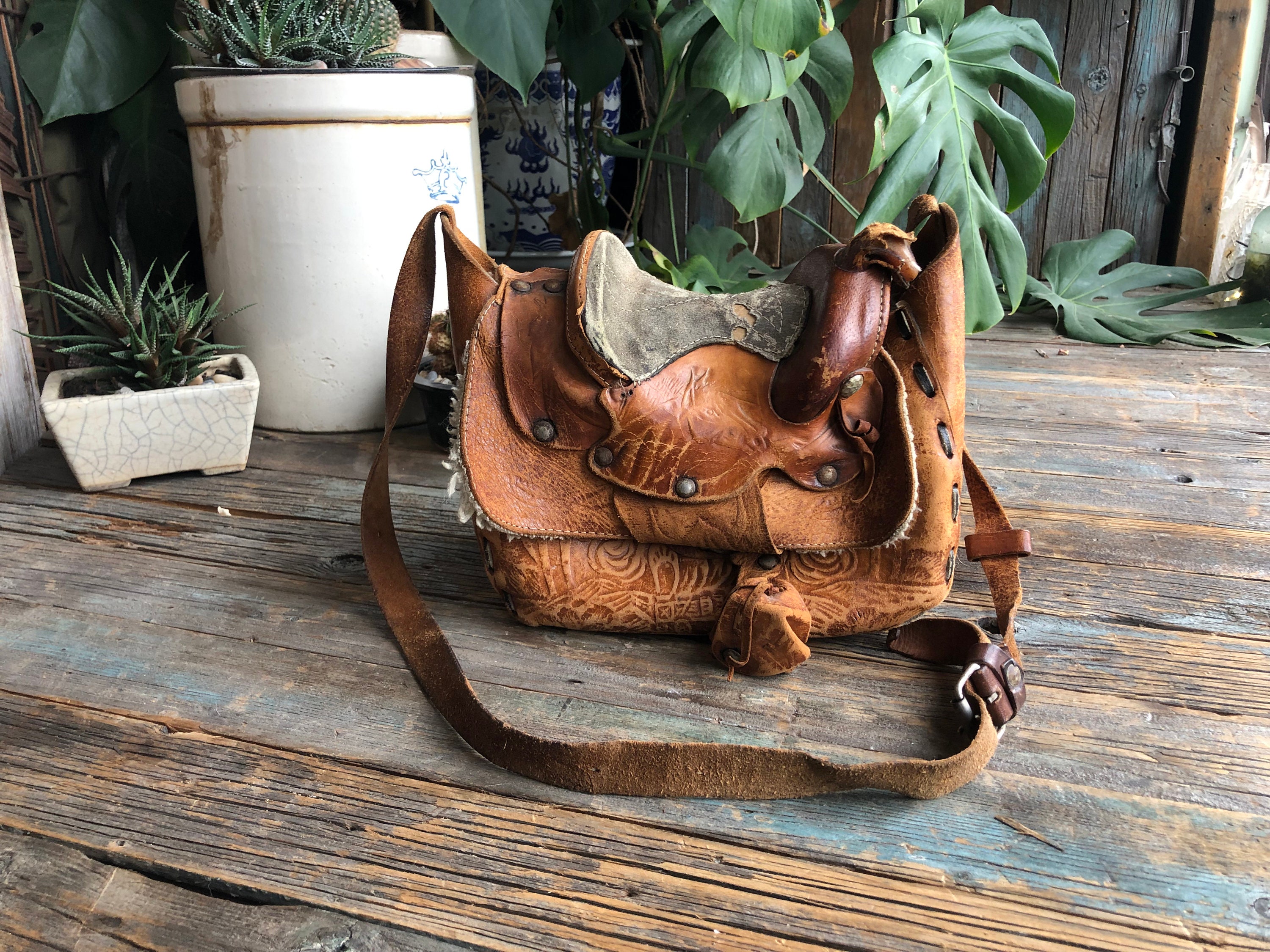 Leather saddlebag for western saddle