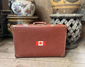 1940s Pioneer Fiberboard Brown Suitcase , Canadiana , Vintage Retro Suitcase