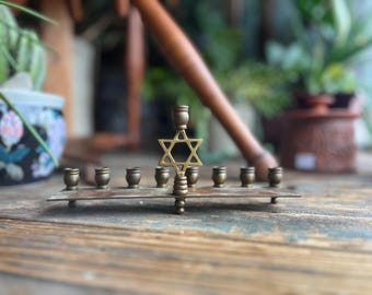 Menorá de Hanucá vintage em latão – Estrela de Davi, peça judaica tradicional com pátina envelhecida.
