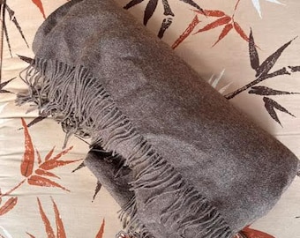 Manta tipo chal de alpaca bebé – Manta suave color marrón topo – Accesorio minimalista para el hogar / Textil para vestir