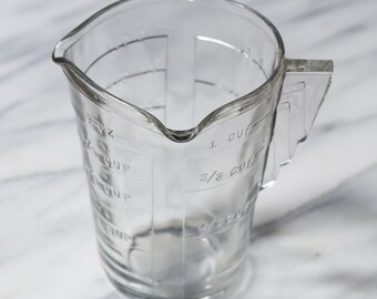 Pink Glass Art Deco Juicer /& 2 Cup Measuring Cup