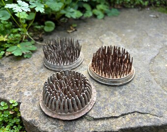 Collection de grenouilles de fleurs rustiques vintage, arrangement floral tricolore de ferme de jardin rustique, composition florale industrielle chic de Kenzan ikebana