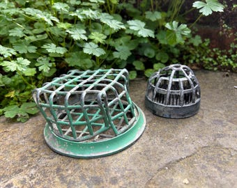 Cages à grenouilles et fleurs vintage : composition florale industrielle rustique ikebana