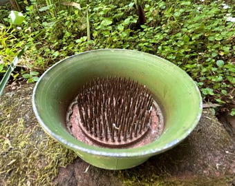 Grenouille ronde vintage en forme de fleur : plat rustique en métal, Ikebana Kenzan