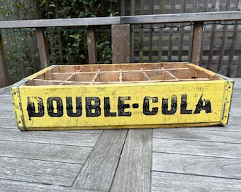 Caisse double Cola en bois jaune rustique : présentoir de rangement vintage