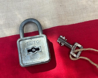 Serrure tuto vintage avec clé industrielle chic, clé squelette de sécurité vintage