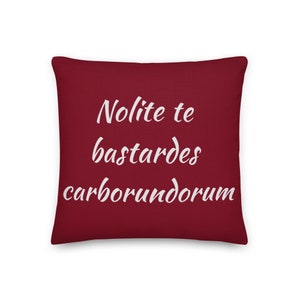 Almohada Premium - Nolite te Bastardes Carborundorum - El cuento de la criada Cita - Decoración de Halloween - Cojín