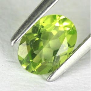 VS 1,09 cts. Natürliche unbeheizte Oval Grün PERIDOT PAKISTAN