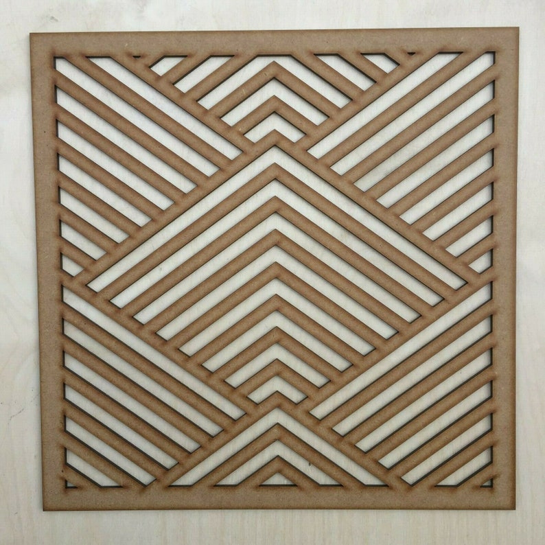 Op de afbeelding: Een houten wanddecorpaneel met een geometrisch ontwerp met een herhalend patroon van diagonale lijnen en driehoeken. Het paneel is gemaakt van lichtbruin hout en heeft een natuurlijke afwerking.