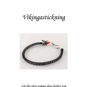 以下が含まれることがあります： 銀のドラゴンペンダントと赤いビーズが付いた黒いチェーンネックレス。ネックレスはバイキングスタイルのチェーンで、画像の上部には「Vikingastickning」というテキストがあります。画像の下のテキストは「Lär dig göra samma slags kedjor som vikingarna använde i handel och som statussymboler till hövdingarna!」「Ett originalmönster skrivet av Anna Lindell 2013 © Tigerguld Sweden www.tigerguld.se www.tigerguld.com」です。