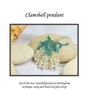 Puede incluir: Un colgante de concha de almeja blanco con cuentas de semillas azules y verdes y gotas de vidrio. El colgante está sobre una roca blanca con una concha en el fondo. El texto "Clamshell pendant" está en la parte superior de la imagen. El texto "Stitch this nice clamshell pendant in Herringbone technique, using seed beads and glass drops" está debajo de la imagen. El texto "An original tutorial written by Anna Lindell 2016 © Tigerguld, Sweden www.tigerguld.se www.tigerguld.com" está en la parte inferior izquierda de la imagen. El texto "I am a Designer Creative ideas are my goods. Please respect my rights, and do not use my patterns without my permission." está en la parte inferior derecha de la imagen.
