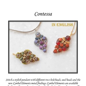 Può includere: Tre ciondoli perlati in diverse combinazioni di colori: viola, arancione e verde. I ciondoli sono realizzati con perline a seme e perline a due fori. I ciondoli sono appesi a catene d'argento. L'immagine include il testo "Contessa" e "In inglese".