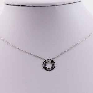 Naszyjnik z wisiorkiem w kształcie koła ze srebra próby 925 – nowoczesny minimalistyczny