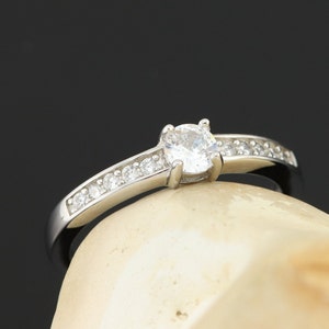 Sterling Silver(925) engagement ring with natural zircon