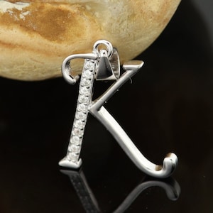 Charm colgante con inicial letra K en plata de primera ley con circonita