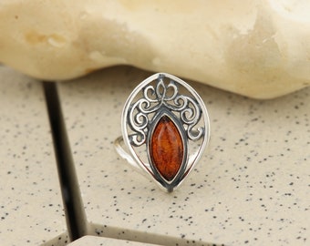 Sterling silver ring with natural Baltic amber, amber ring, honey amber ring, baltic amber ring, gemstone ring, sterling silver amber ring