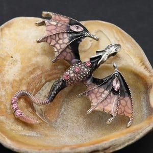 Zilveren drakenbroche of hanger met zirkonia, patelroze en zwarte drakenspeld