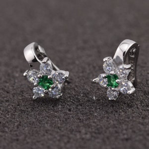 Sterling silver earrings with zircon flower, sterling silver stud earrings, zircon flower earrings, green zircon earrings, gemstone, white