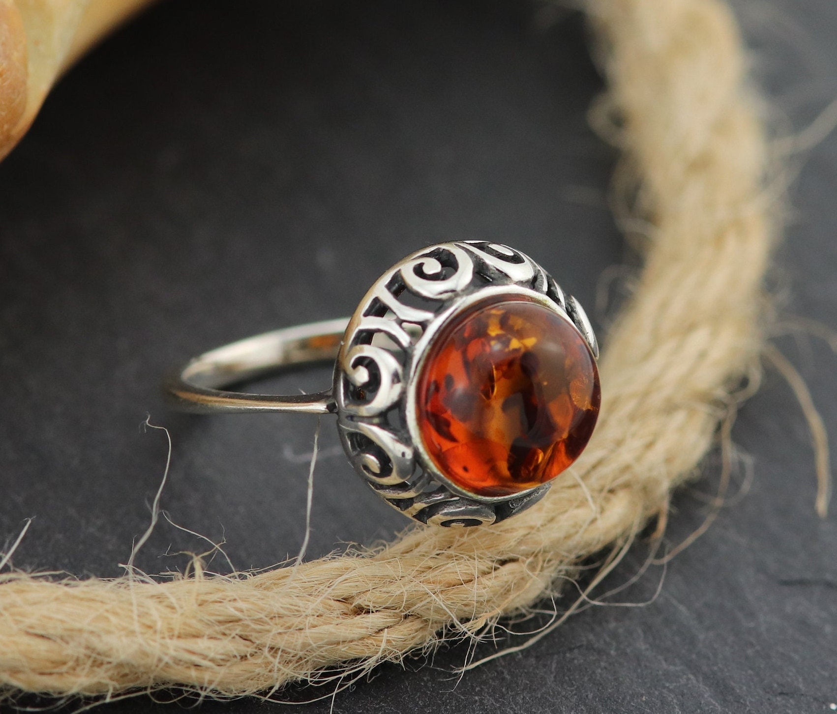 Anello in argento placcato oro con ambra cognac