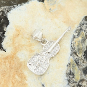 Colgante de violín en plata de ley con colgante de circonita transparente