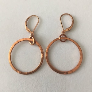 Orecchini a cerchio in rame forgiati a mano: chiusura a leva con riempimento in oro rosa