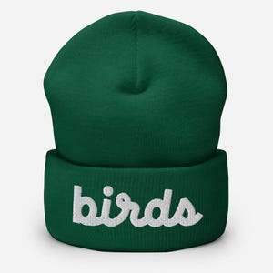 Könnte beinhalten: Eine dunkelgrüne Mütze mit einem weißen, gestickten "birds"-Logo.