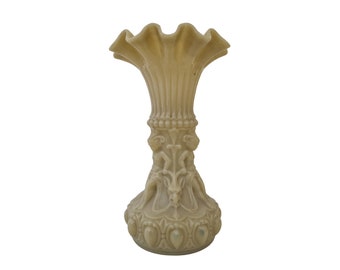 Vase antique en verre de lait avec têtes de bélier de démon gothique et figures nues, Français Opaline