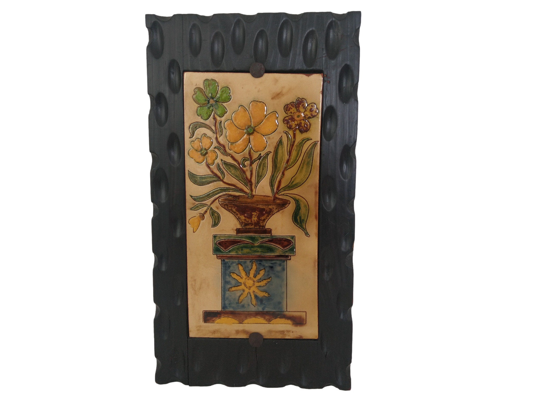 Carrelage Mural en Poterie Du Milieu Siècle avec Bouquet de Fleurs Peint à La Main et Cadre Bois Scu