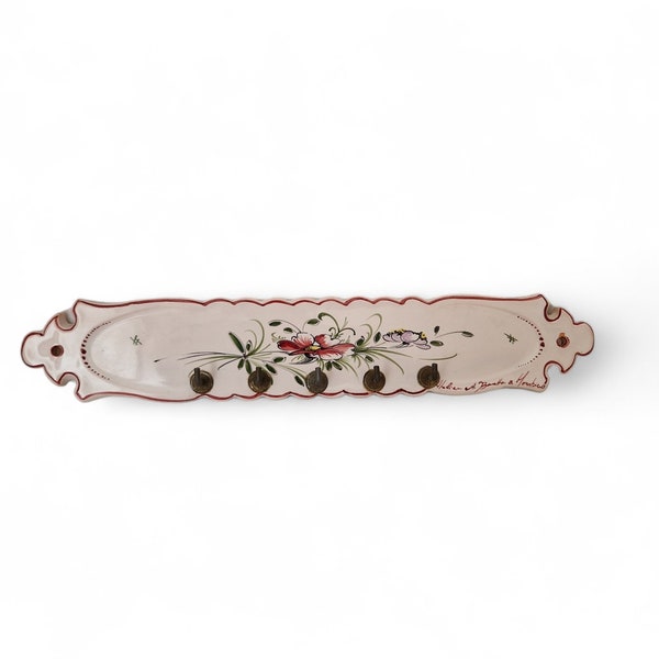 Soporte de toalla de té de loza francesa con flores pintadas a mano de Moustiers, estante de tela de plato vintage, regalo de decoración de cocina de cabaña