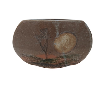 Vase en poterie studio d'art du milieu du siècle avec pleine lune et paysage d'arbres signé AP, céramique moderniste française MCM