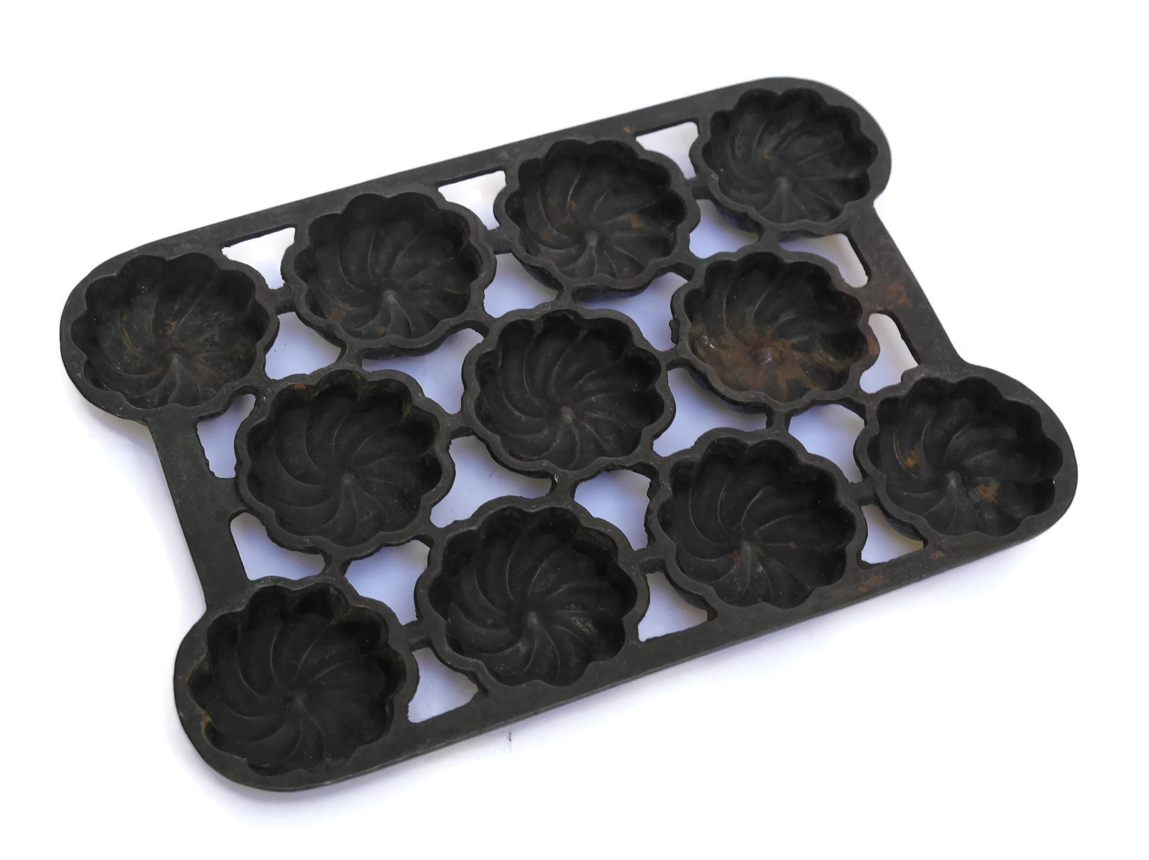 A recent restoration - unmarked Lodge 12-cup turk's cap muffin pan :  r/castiron
