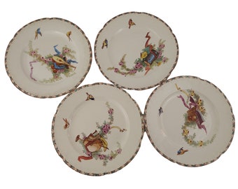 Ensemble de 4 assiettes plates anciennes en pierre de fer par Choisy Le Roi, France avec décor oiseaux, roses et instruments de musique